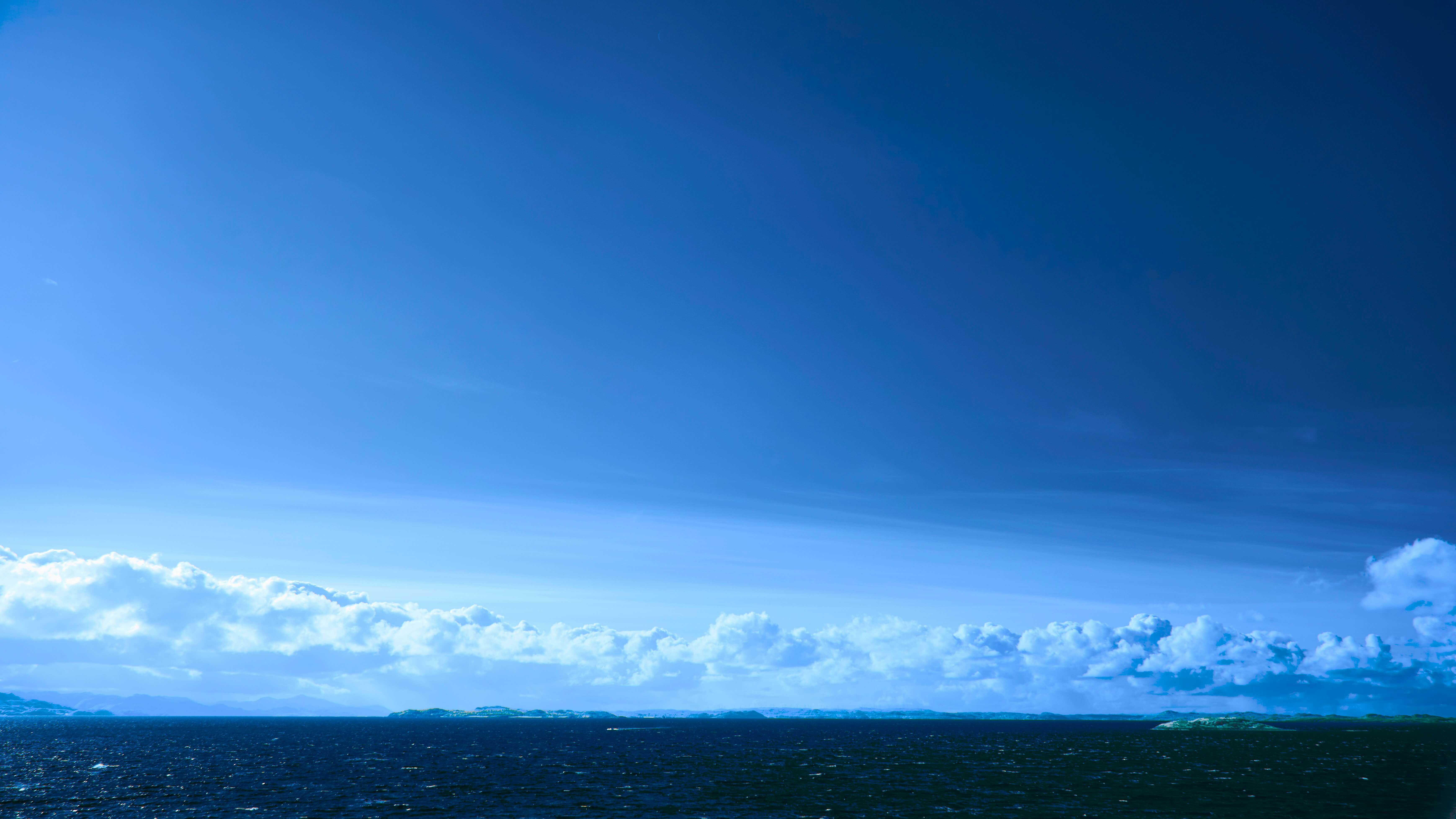 Ruhige Meeres-Horizontlinie unter weitem Himmel